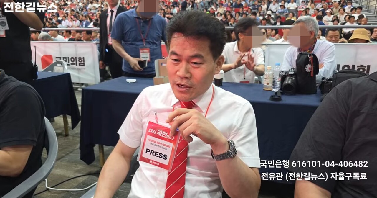 기자석에 앉은 전한길. ⓒ유튜브 채널 ‘전한길뉴스’