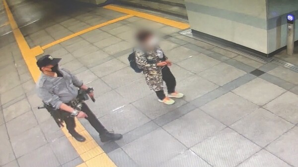 경찰 제복과 유사한 복장을 착용하고 역사를 돌아다닌 50대 남성.&nbsp;ⓒ경기북부경찰청 제공&nbsp;