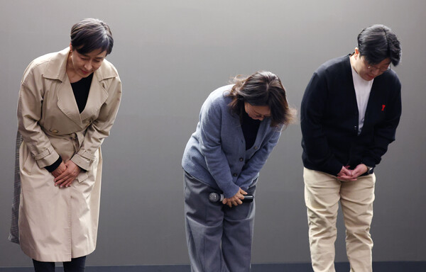 지난 3월 25일 제작사&nbsp;크레아 스튜디오의 서혜진(왼쪽부터), 황인영 공동대표와 용석인 PD가 '언더피프틴' 제작 관련 긴급 제작보고회에 참석한 모습.&nbsp;ⓒ뉴스1&nbsp;&nbsp;