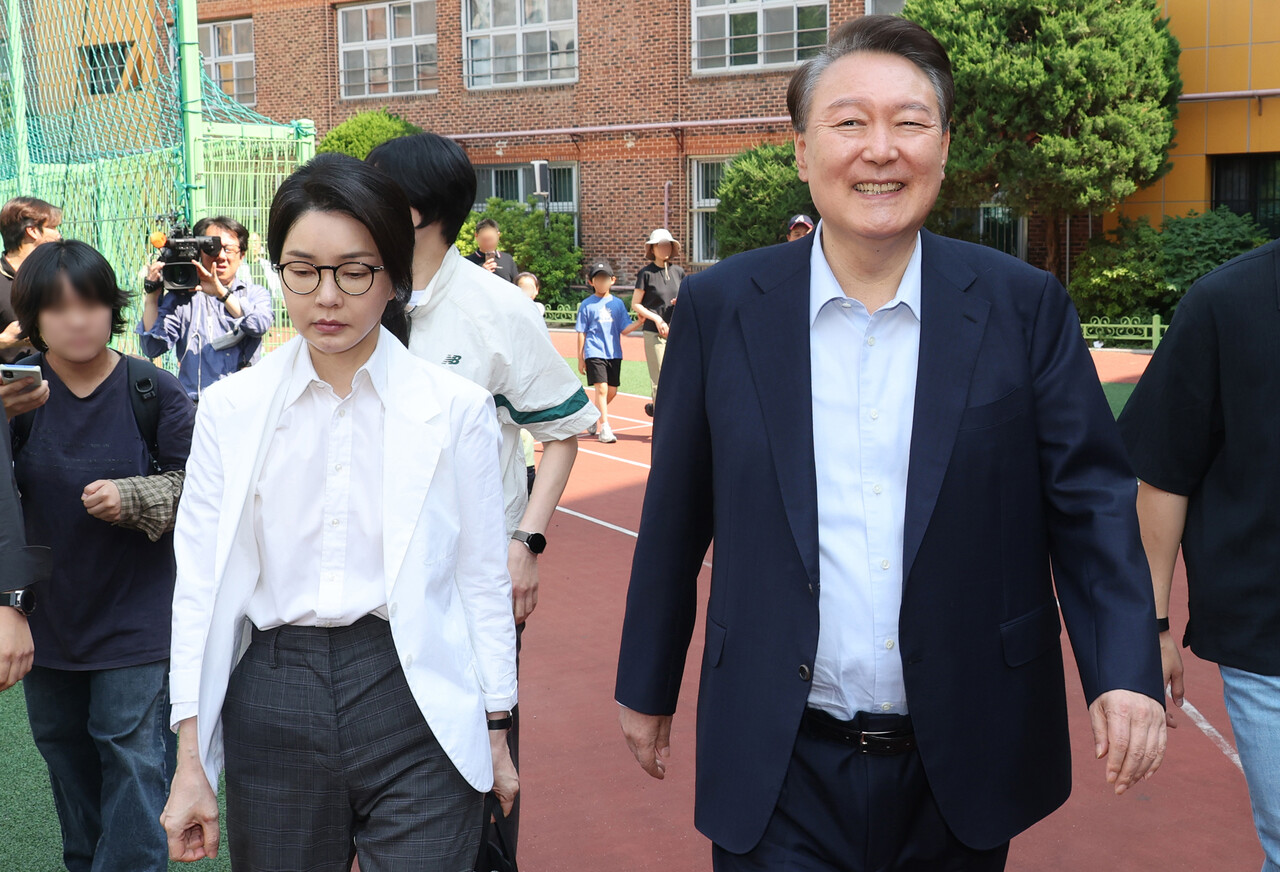 제21대 대선 투표 당일&nbsp;서초4동 제3투표소에 나타난 김건희·윤석열 부부. ⓒ뉴스1