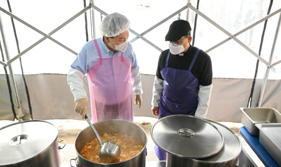 김치찌개를 조리 중인 윤석열. ⓒ뉴스1