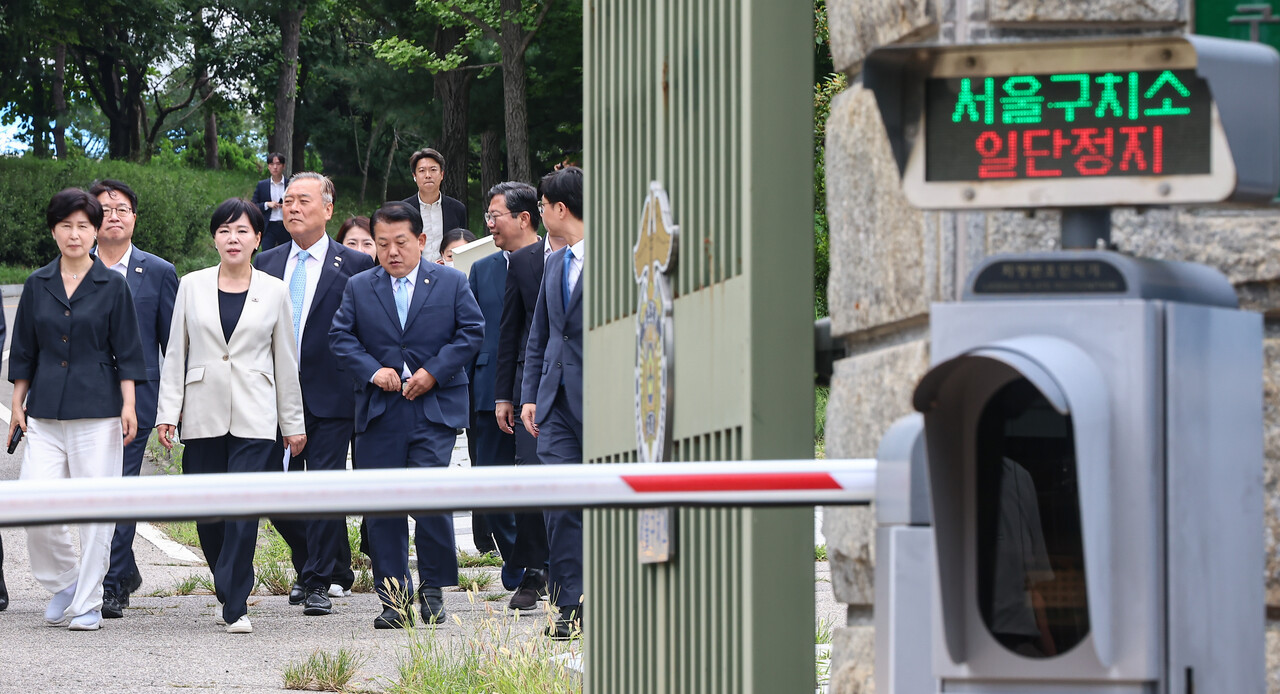 서울구치소를 찾은 민주당 3대특검 특위 위원들. ⓒ뉴스1