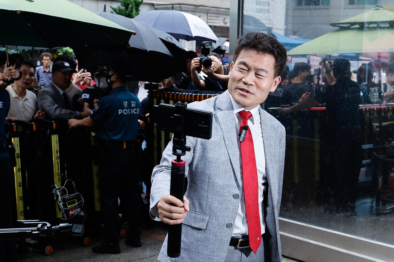 유튜브 라이브를 켜고 중앙윤리위원회 회의에 출석 중인 전한길. ⓒ뉴스1