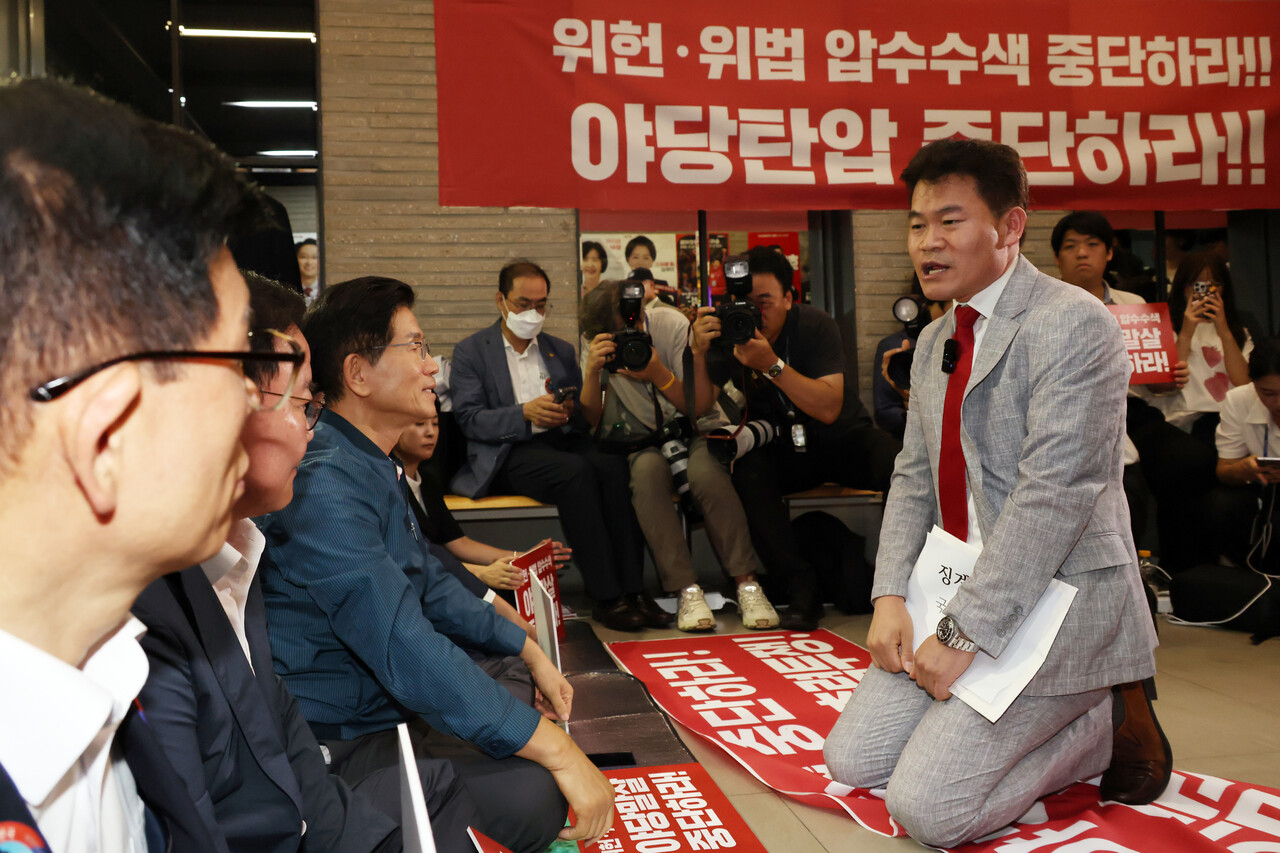 농성 중인 김문수를 만난 전한길. ⓒ뉴스1