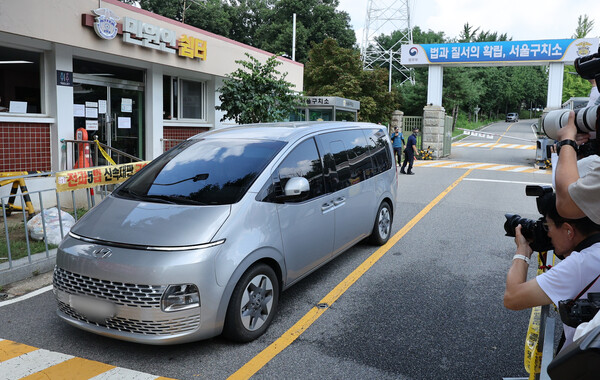 김건희 여사 관련 의혹을 수사하는 민중기 특별검사팀 차량이 7일 오전 윤석열 전 대통령에 대한 2차 체포영장 집행이 무산된 뒤 경기 의왕시 서울구치소 밖으로 이동하고 있다. 2025.8.7/뉴스1