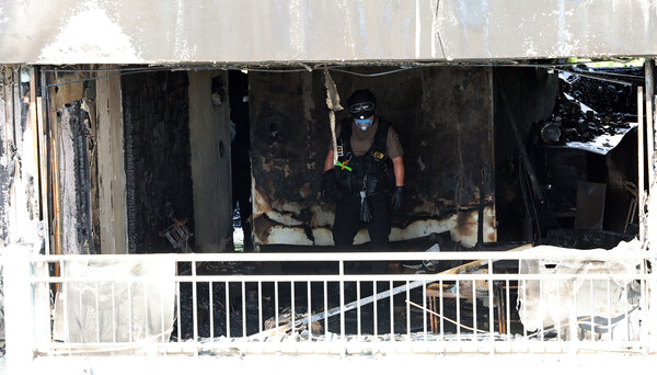 17일 오전 서울 마포구 창전동의 한 아파트 에서 화재가 발생한 현장.&nbsp;ⓒ뉴스1&nbsp;