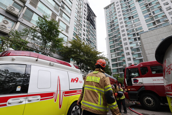 17일 오전 서울 마포구 창전동의 한 아파트 에서 화재가 발생한 현장.&nbsp;ⓒ뉴스1&nbsp;