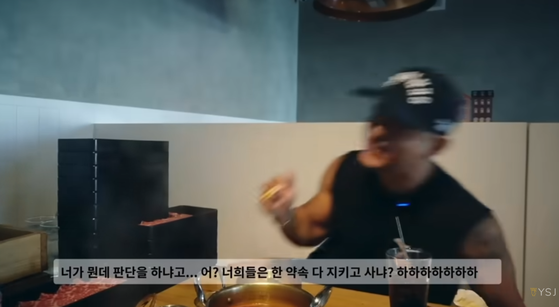 카메라를 향해 일침을 가하고 빵 터진 유승준. ⓒ유튜브 채널 ‘유승준’