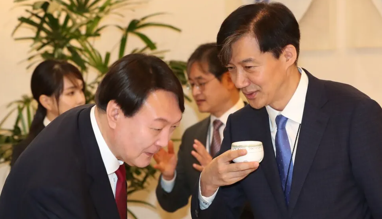 윤석열과 조국, 뒤에는 김건희. ⓒ한겨레