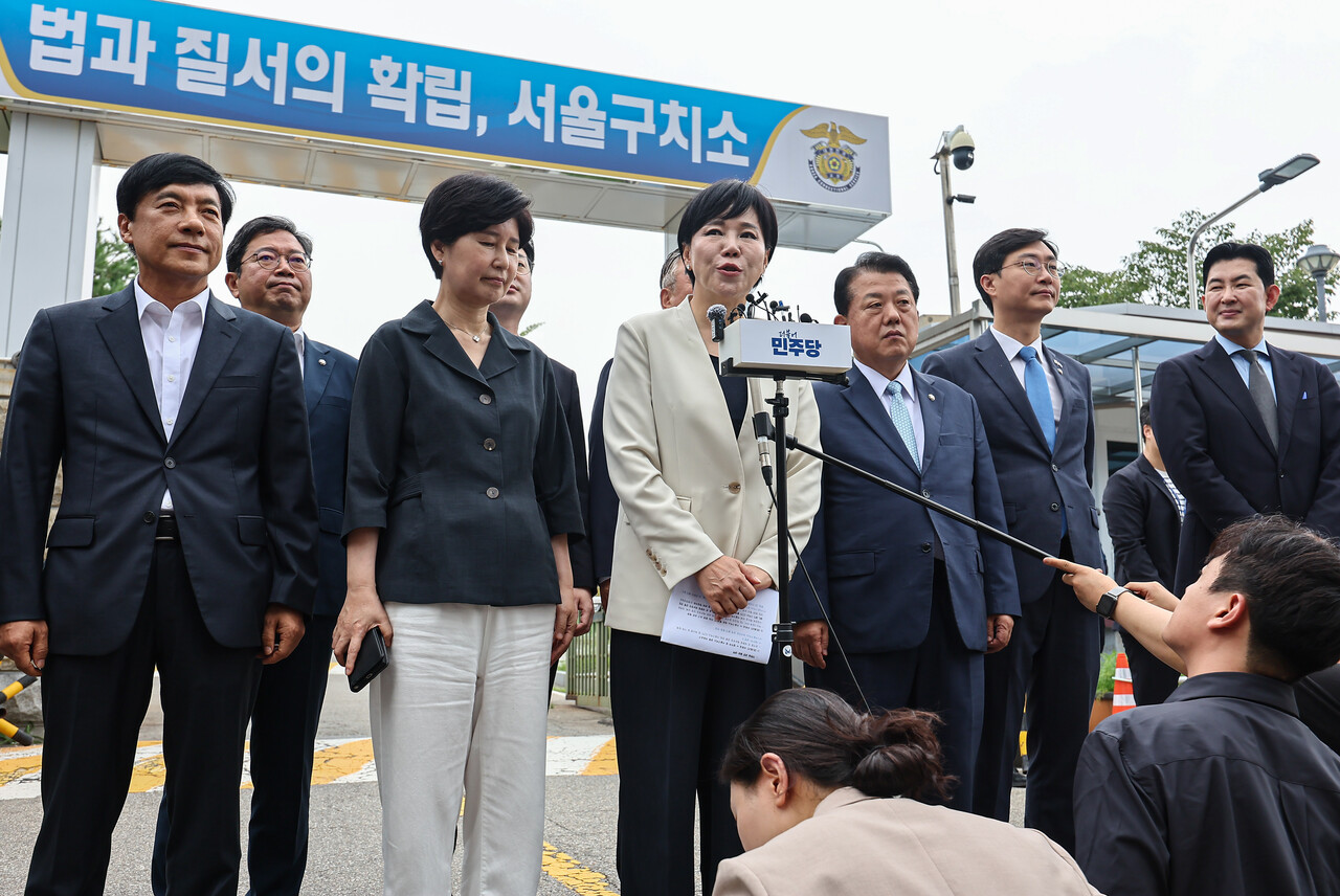 서울구치소를 찾은 더불어민주당 3대 특검 종합대응 특별위원회 소속 의원들. ⓒ뉴스1