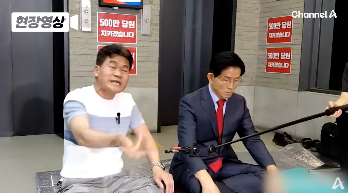 김문수 농성장에 예고 없이 찾아 온 전한길. ⓒ유튜브 채널 ‘채널A News’