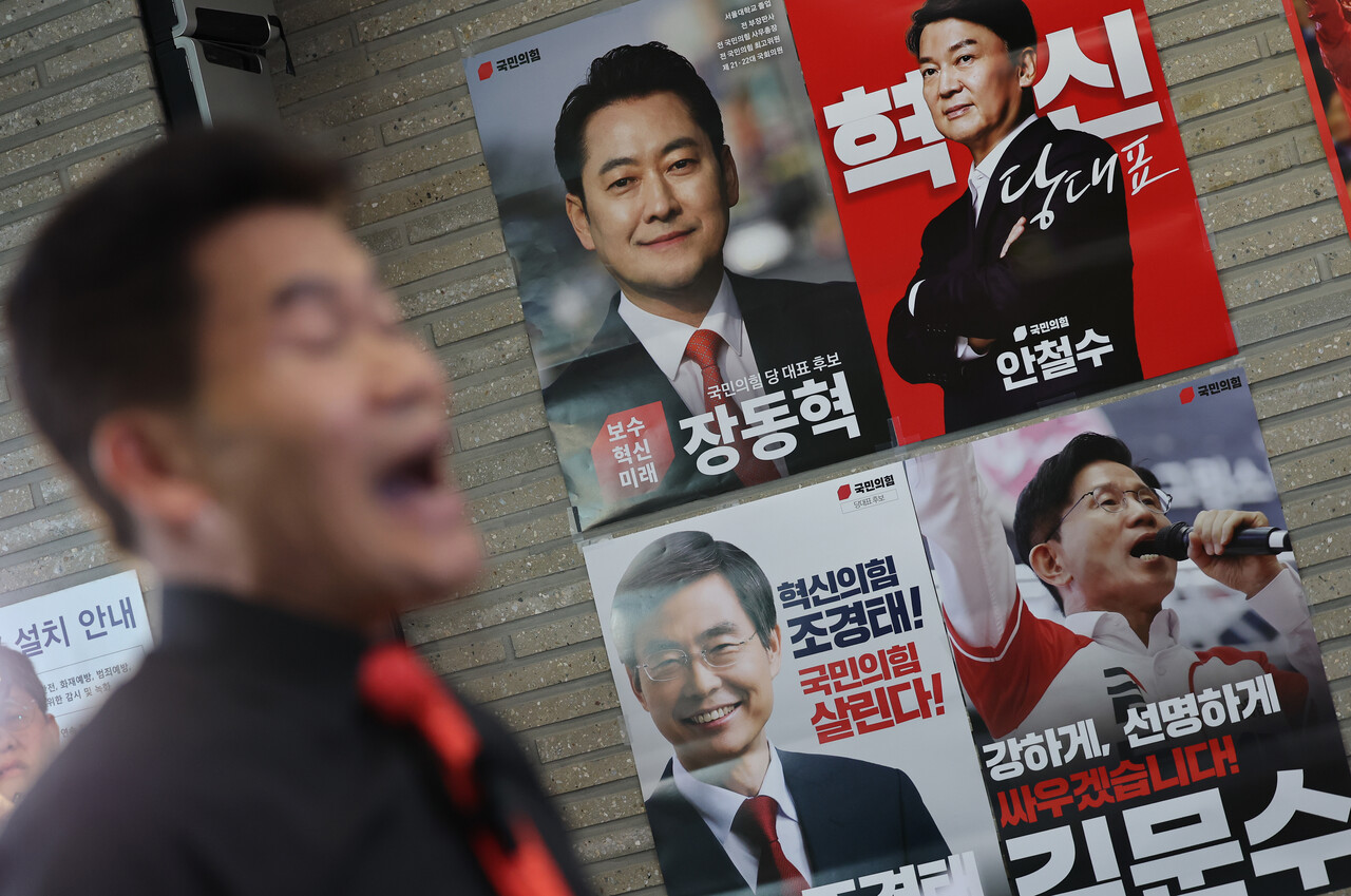 김근식에 대한 징계 요구서를 제출한 전한길. ⓒ뉴스1