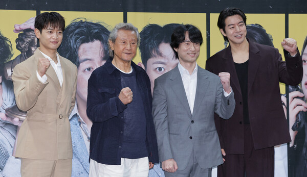 배우 최민호(샤이니), 박근형, 김병철, 이상윤이 19일 열린 연극 '고도를 기다리며를 기다리며' 기자간담회에 참석한 모습. ⓒ뉴스1 