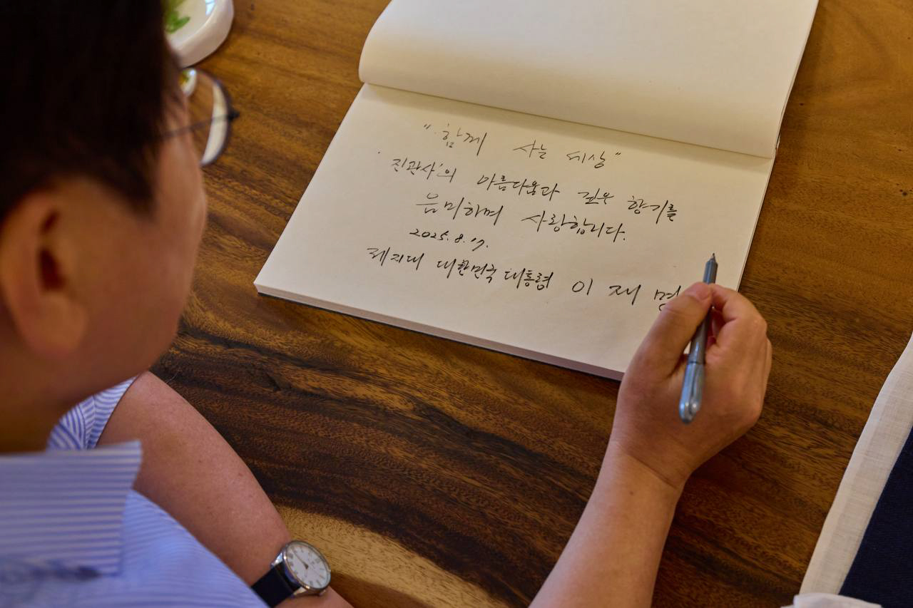 진관사에서 방명록을 남기는 이재명 대통령. ⓒ이재명 인스타그램