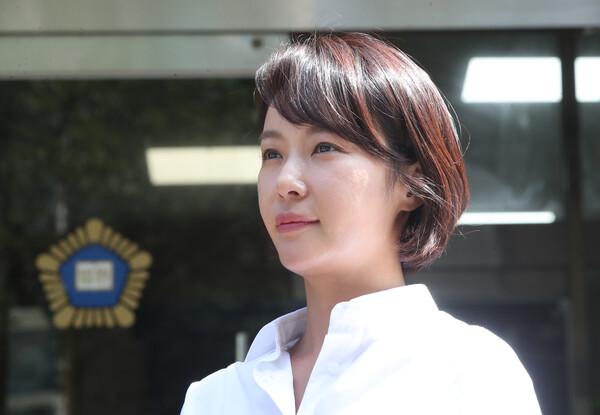 21일 결심 공판에서 징역 3년을 구형받고 법원을 나온 배우 황정음. ⓒ뉴스1 