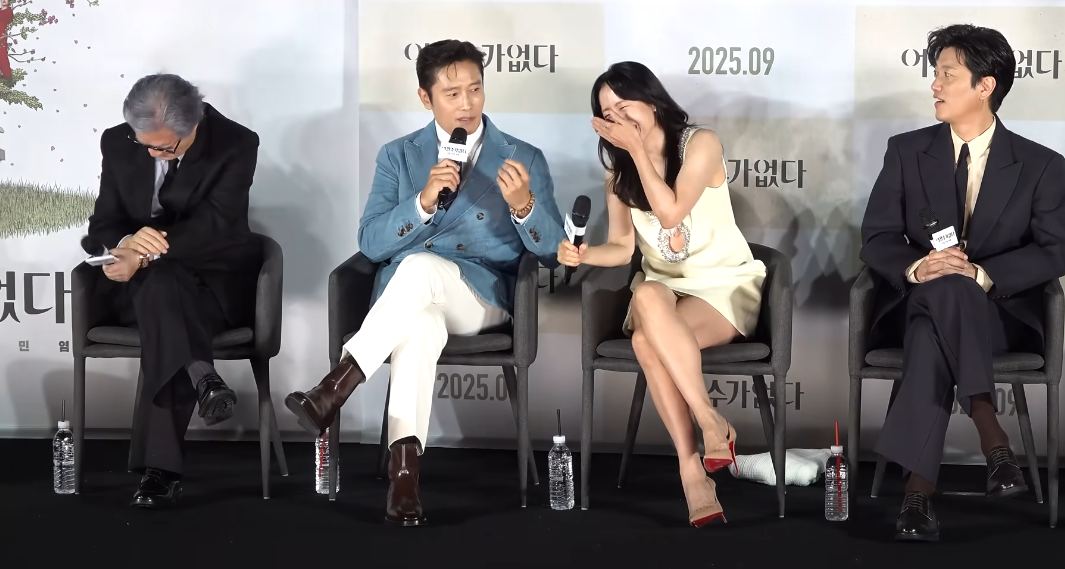 이병헌의 폭로에 웃음이 터진 손예진. ⓒ유튜브 채널 ‘씨네플레이 CINEPLAY’