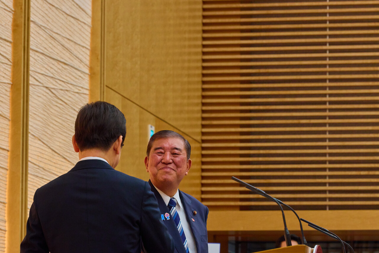 이재명 대통령과 악수하는 이시바 총리. ⓒ이재명 인스타그램