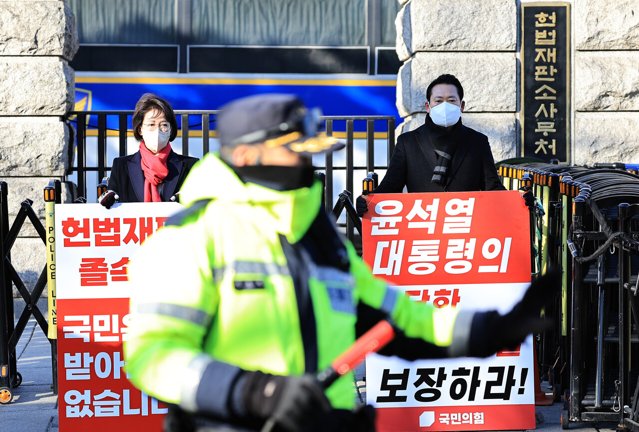 지난 2월 헌법재판소 앞에서 피켓 시위를 벌인 이인선과 장동혁. ⓒ뉴스1