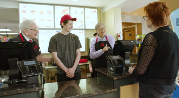 햄버거를 너무 사랑해 일일 알바까지 한 워렌 버핏과 빌 게이츠. ⓒ온라인 커뮤니티&nbsp;