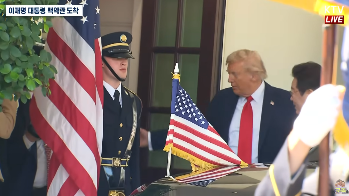 쉐보레 서버번에서 내린 이재명 대통령을 만나 백악관 안으로 안내하고 있는 트럼프 대통령. ⓒ유튜브 채널 ‘KTV 이매진’
