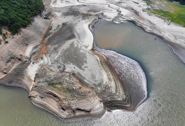 강원 강릉시 주요 상수원인 오봉저수지와 일대 하천의 바닥이 드러난 모습.&nbsp;ⓒ뉴스1