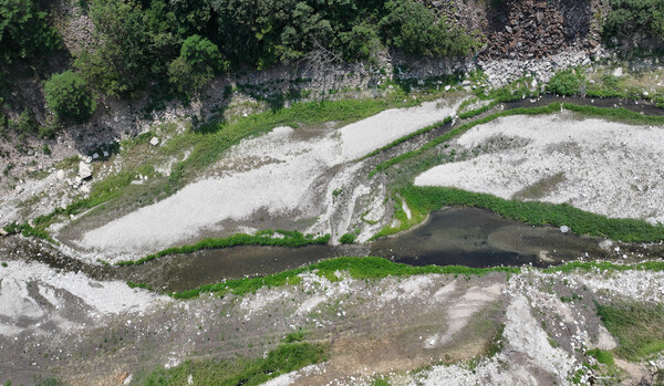 강원 강릉시 주요 상수원인 오봉저수지와 일대 하천의 바닥이 드러난 모습.&nbsp;ⓒ뉴스1