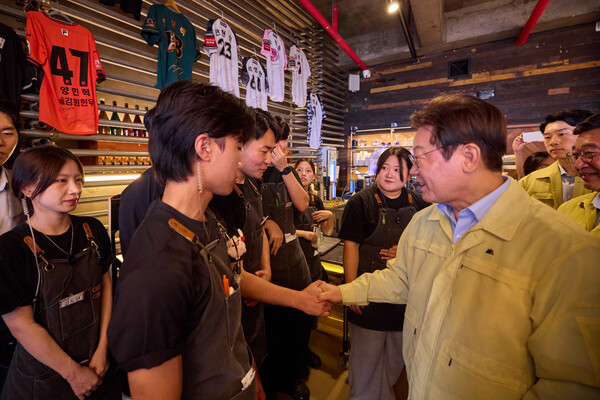 이재명 대통령이 30일 강원 강릉시 경포대 인근 음식점을 찾아 가뭄으로 인한 피해 상황을 청취하는 모습.&nbsp;ⓒ대통령실 제공&nbsp;