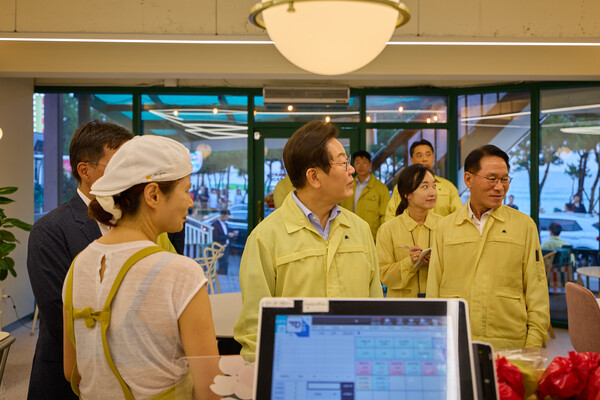 이재명 대통령이 30일 강원 강릉시 경포대 인근 음식점을 찾아 가뭄으로 인한 피해 상황을 청취하는 모습.&nbsp;ⓒ대통령실 제공&nbsp;