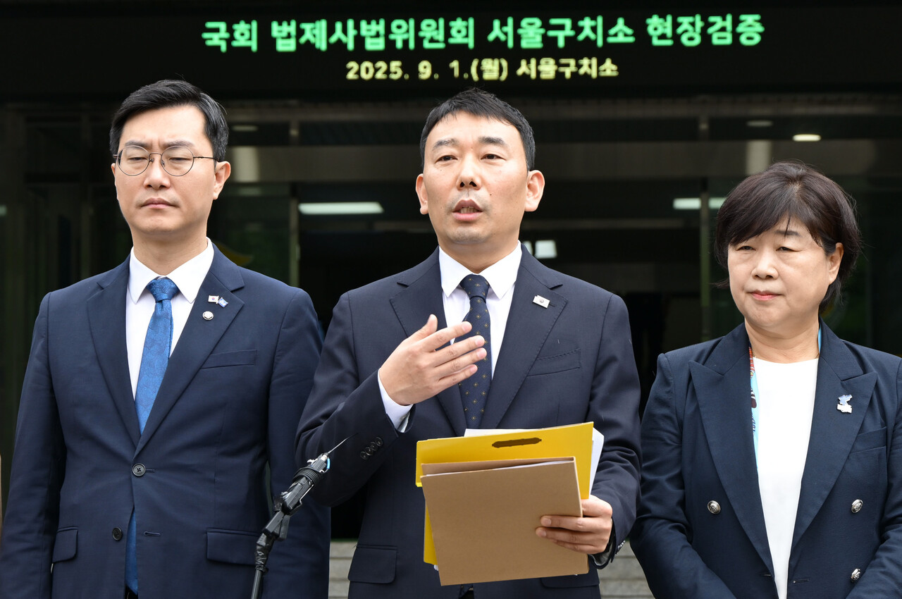 윤석열 CCTV 등 현장검증을 마치고 나와 발언하는 김용민 법사위 여당 간사. ⓒ뉴스1