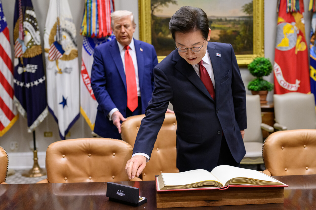 방금 트럼프 만나고 온 이재명 대통령이 또 미국행 비행기 타게 된 사정: 역대 최초로, 보자마자 눈부터 비볐다