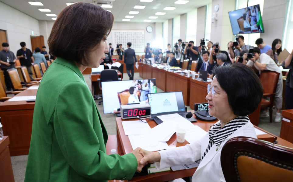 법사위 전체회의에 앞서 악수를 나누고 있는 나경원과 추미애. ⓒ뉴스1