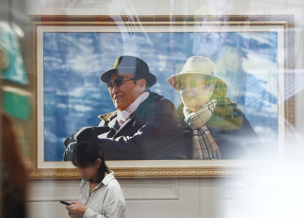 통일교 서울 본부 로비에 한학자 통일교 총재와 고 문선명 통일교 총재 사진이 걸린 모습.&nbsp;ⓒ뉴스1&nbsp;