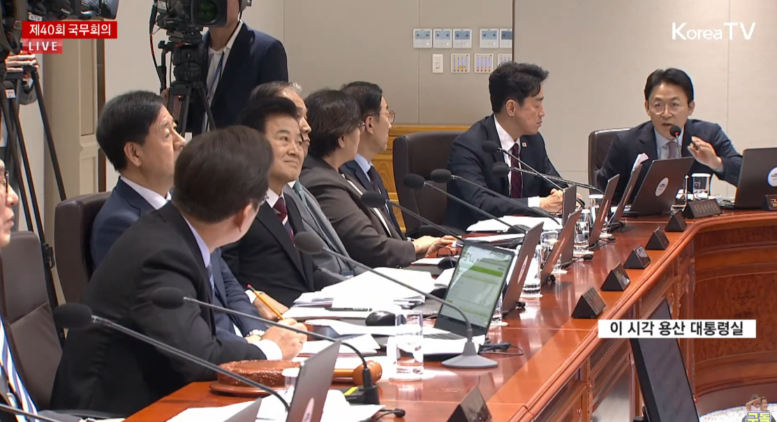 국무회의 중 이재명 대통령과 모태펀드 조성을 두고 논의 중인 권대영 부위원장. ⓒ유튜브 채널 ‘KTV 이매진’