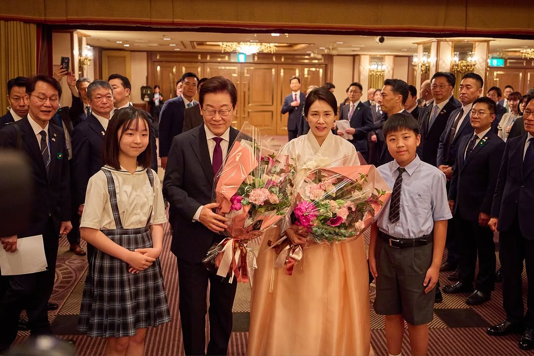 일본 총리 이시바가 이재명 대통령을 위해 준비했던 비공식 선물이 뒤늦게 공개됐고, 보자마자 “오잉” 소리 절로 난다