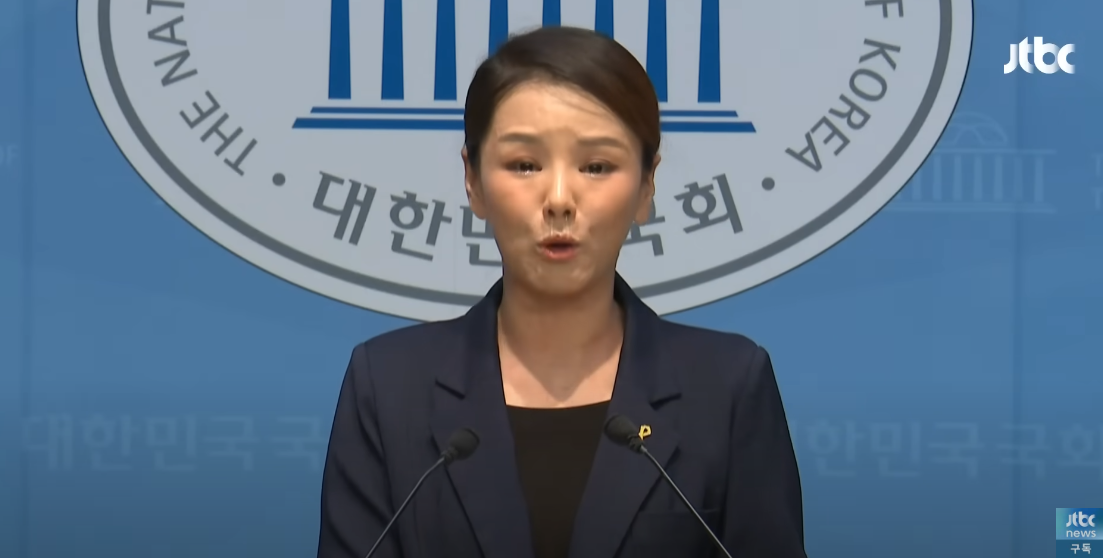 탈당 기자회견 중 눈물을 보인 강미정 대변인. ⓒ유튜브 채널 ‘JTBC News’