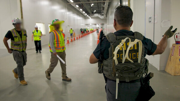 미국 이민세관단속국(ICE)이 공개한 체포 당시 현장 모습. ⓒICE 누리집 갈무리&nbsp;