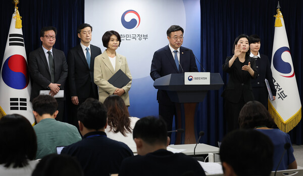 윤호중 행정안전부 장관과 한정애 더불어민주당 정책위의장이 7일 제3차 고위당정협의회 결과 브리핑을 하는 모습.&nbsp;ⓒ뉴스1&nbsp;