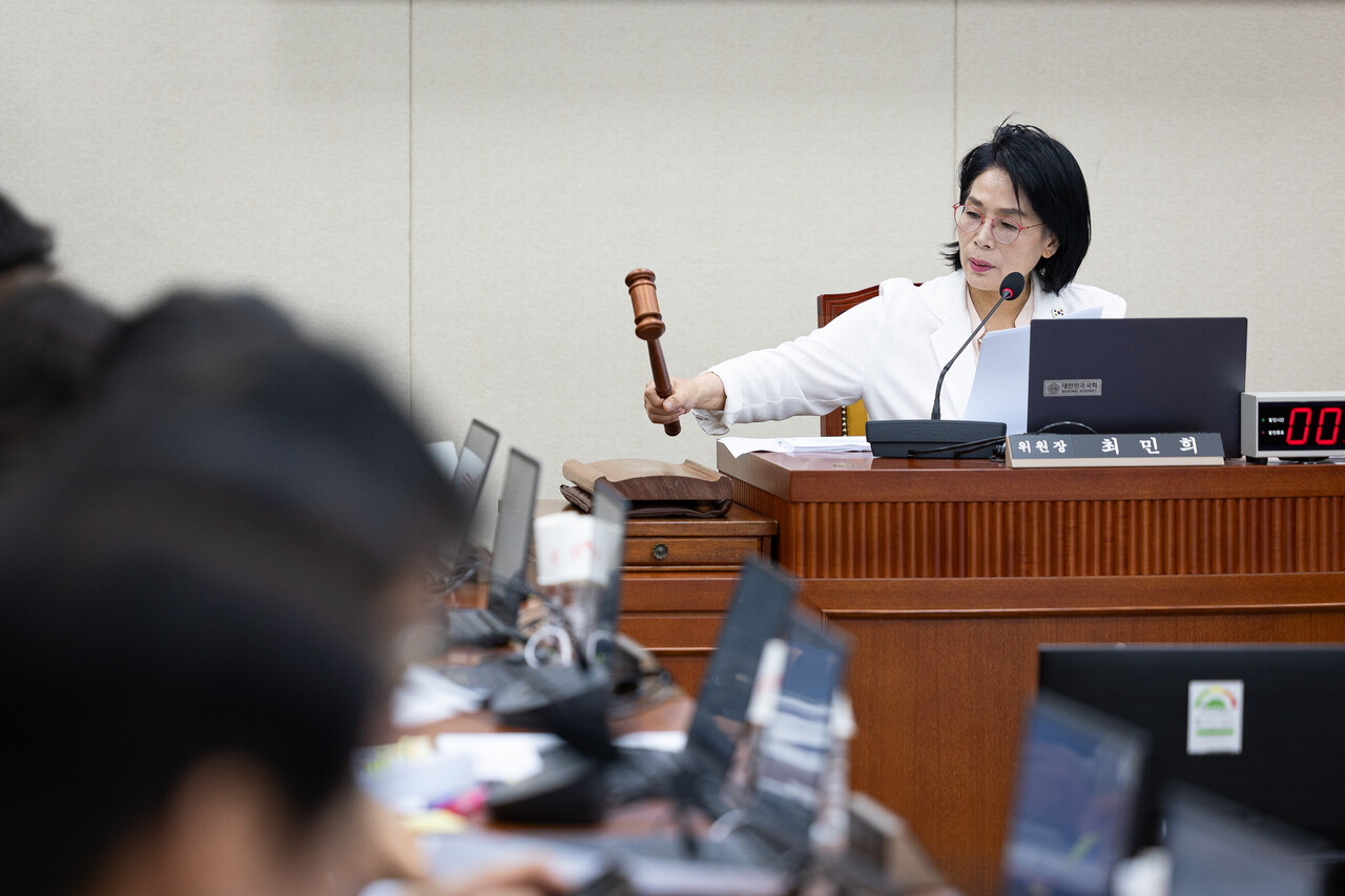  과방위원장으로서 의사봉을 두드리는 최민희. ⓒ뉴스1
