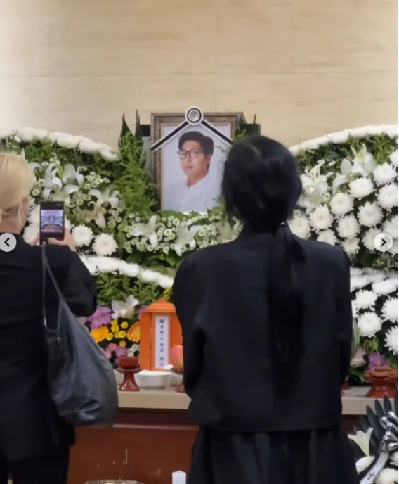 대도서관의 영정사진과 조문객들. ⓒSNS