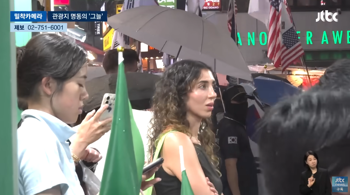명동에서 열린 혐중 시위를 바라보고 있는 외국인 관광객. ⓒ유튜브 채널 ‘JTBC News’