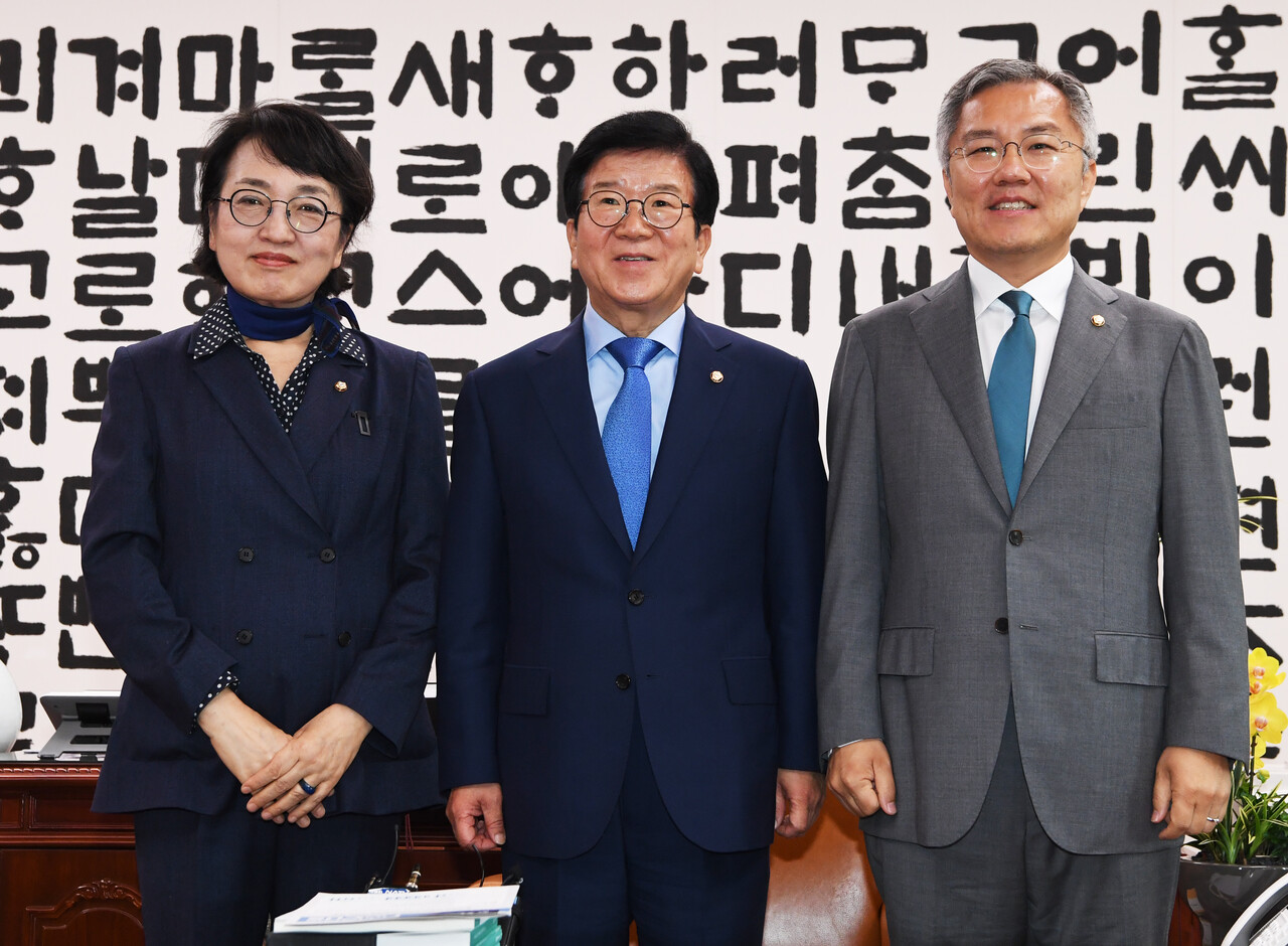2020년 국회의장실을 예방한 김진애 당시 열린민주당 원내대표와 최강욱 당시 대표. ⓒ뉴스1