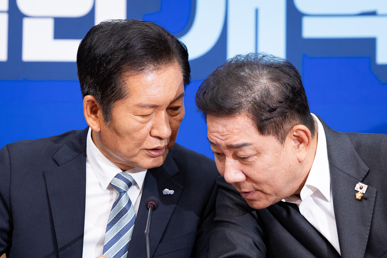 정청래 민주당 대표와 김병기 민주당 원내대표. ⓒ뉴스1