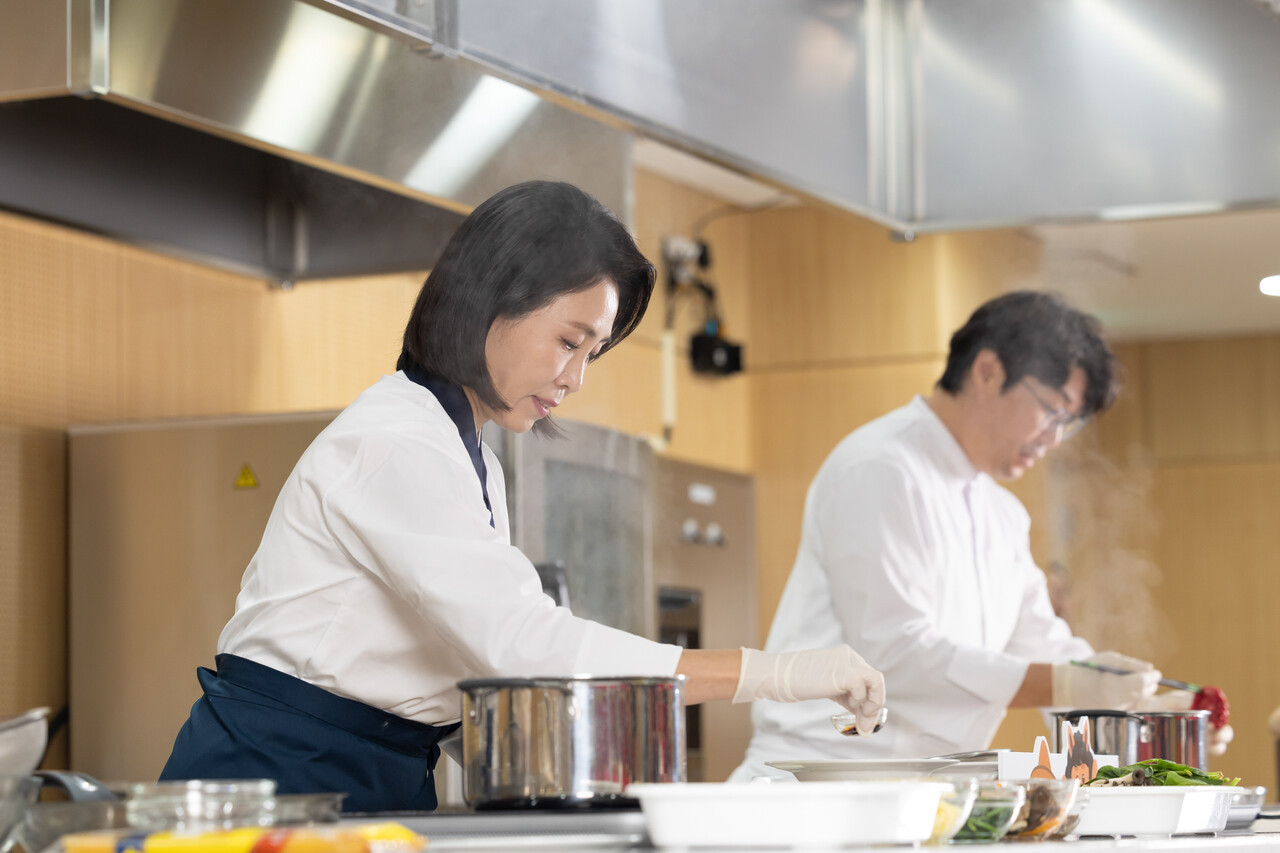 요리 경연대회에서 잡채 파스타를 선보인 김혜경 여사. ⓒ대통령실