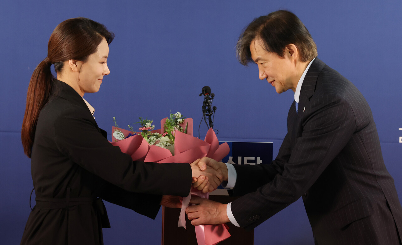 지난해 3월, 인재영입 입당 기자회견에서 강미정과 조국. ⓒ뉴스1