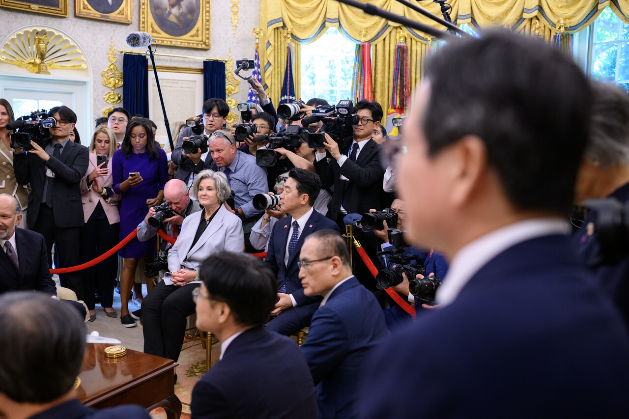 한미 정상회담 당시 오벌 오피스에 가득 찬 양국 취재진. ⓒ백악관