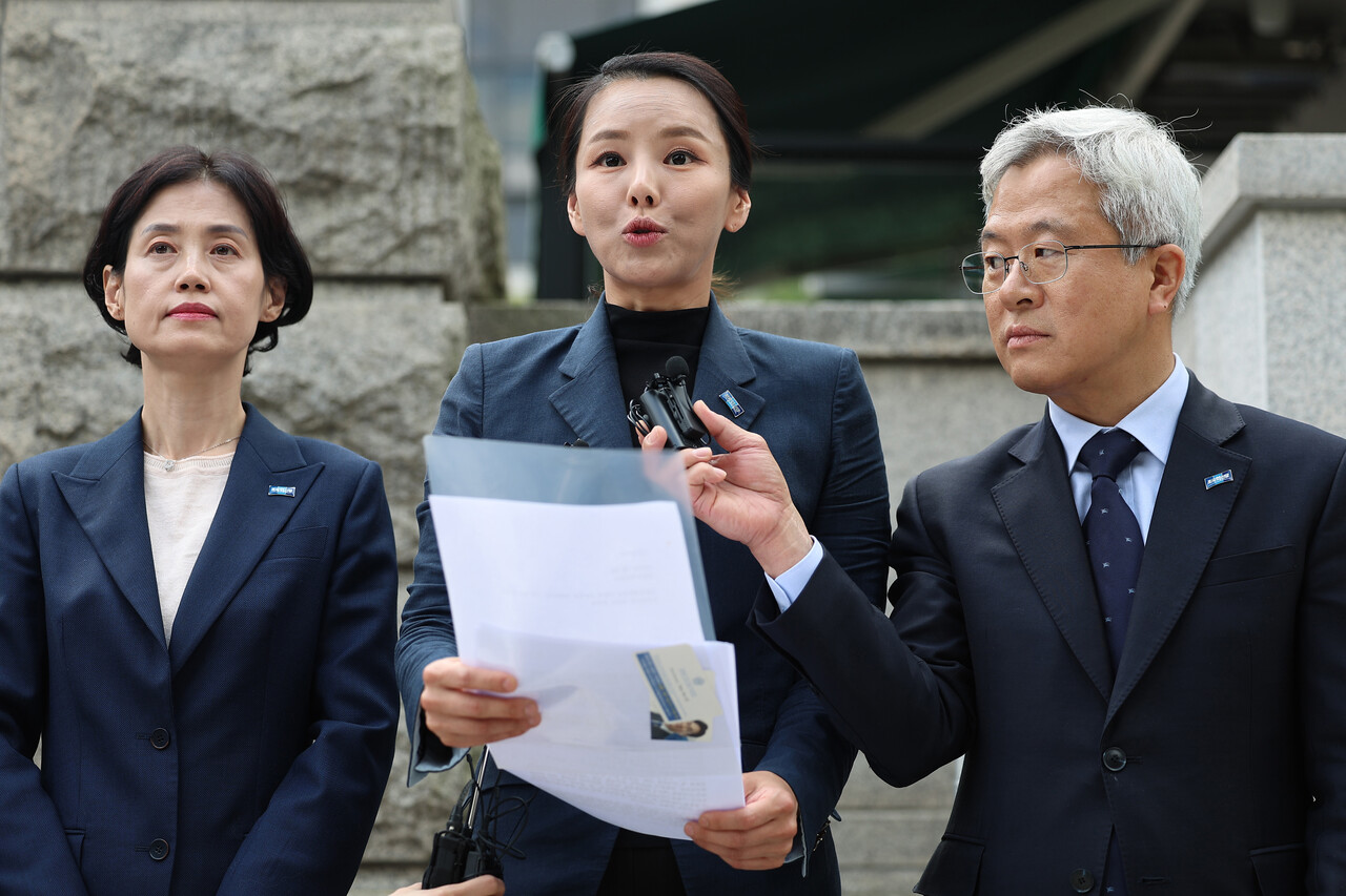 이정섭 검사 탄핵 판결 촉구 회견문을 낭독하고 있는 강미정(중앙), 왼쪽은 박은정, 오른쪽은 김보협. ⓒ뉴스1