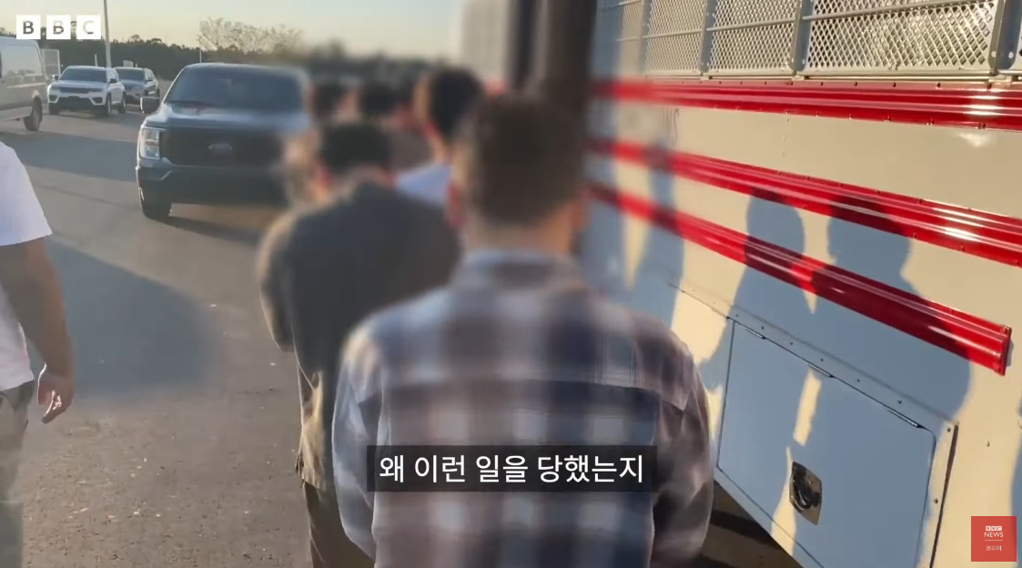 호송 버스에 오르고 있는 한국인 근로자들. ⓒ유튜브 채널 ‘BBC News 코리아’