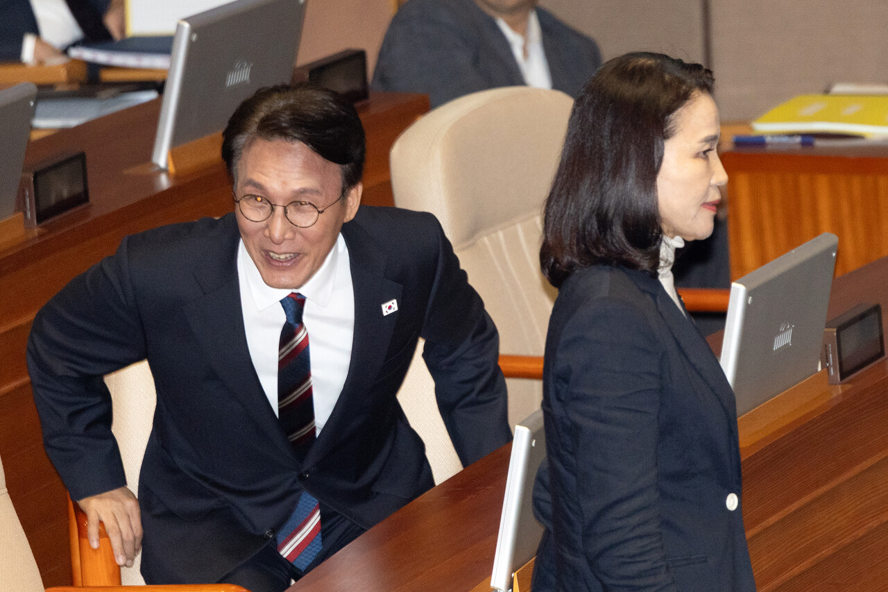 18일 대정부질문에 참석한 이진숙, 왼쪽은 김민석 국무총리. ⓒ뉴스1