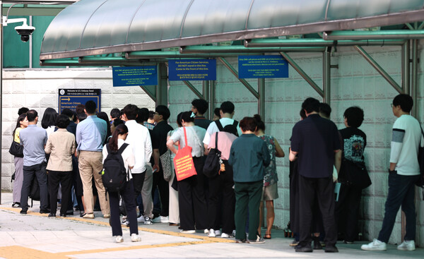 8일 서울 종로구 주한 미국대사관 앞에서 시민들이 미국 비자를 발급받기 위해 줄을 선 모습. ⓒ뉴스1
