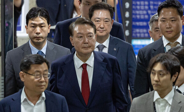 윤 전 대통령이 7월 9일 서울중앙지법에서 두 번째 구속 전 피의자심문(영장실질심사)을 마친 뒤 서울구치소로 이동하는 모습.&nbsp;ⓒ뉴스1&nbsp;